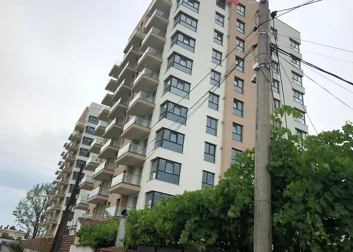 Cozy 2-Room Penthouse Lakeview W14