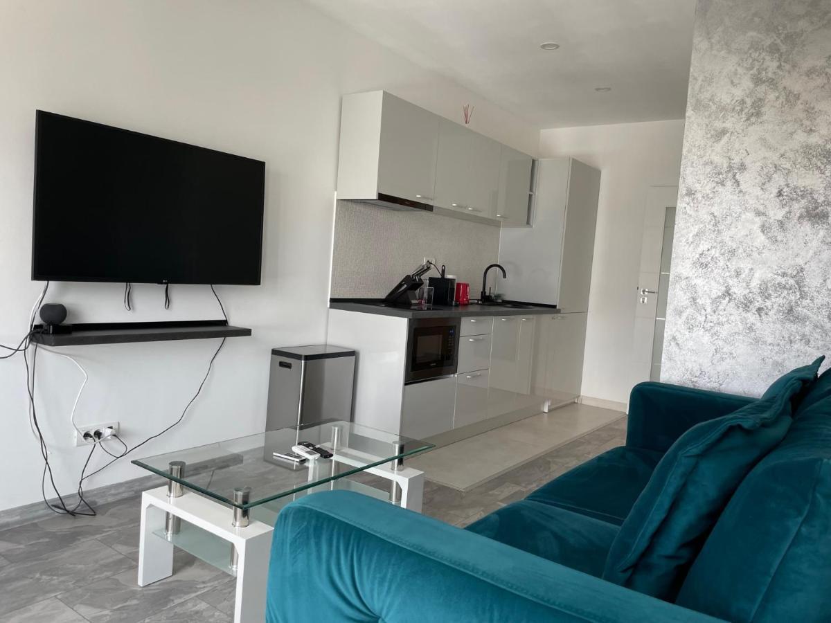 Cozy 2-room Penthouse Lakeview W14 公寓